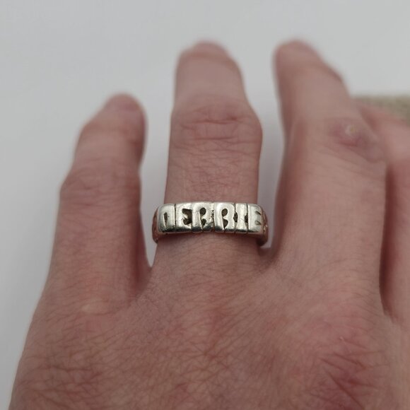 Size 9 Sterling Silver Handmade Debbie Name Scrolled Ring A3068 - Picture 3 of 8